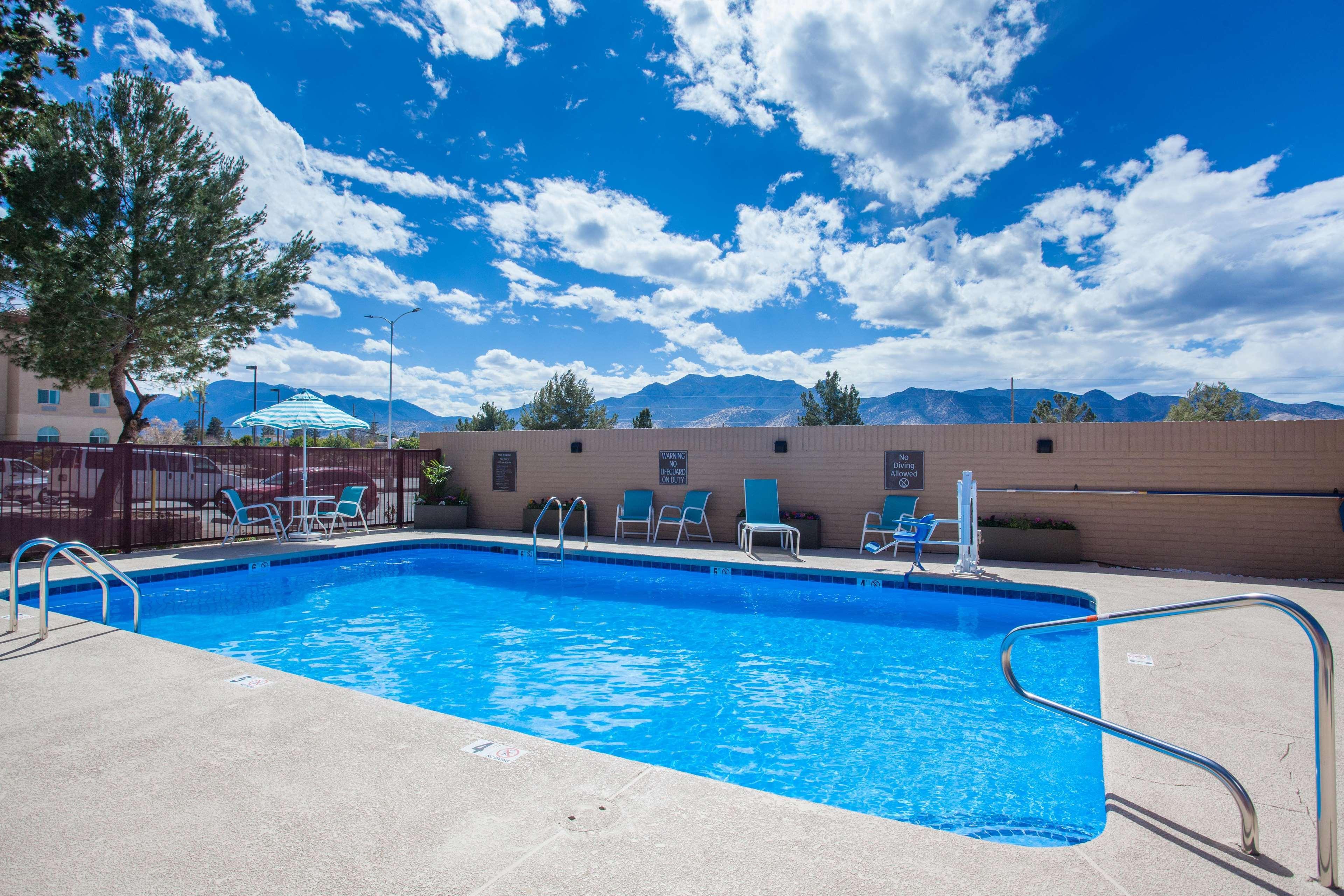 Best Western Holiday Manor Newton Exterior photo