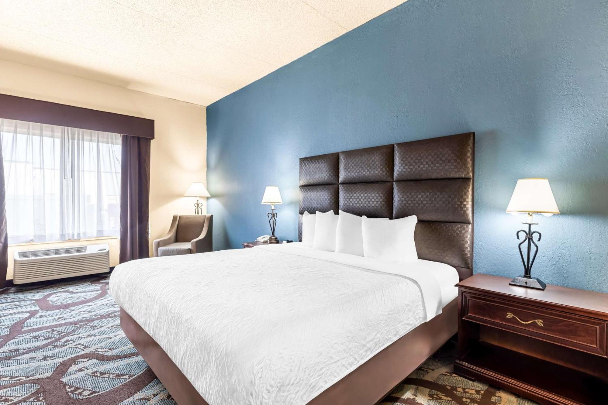 Best Western Holiday Manor Newton Exterior photo