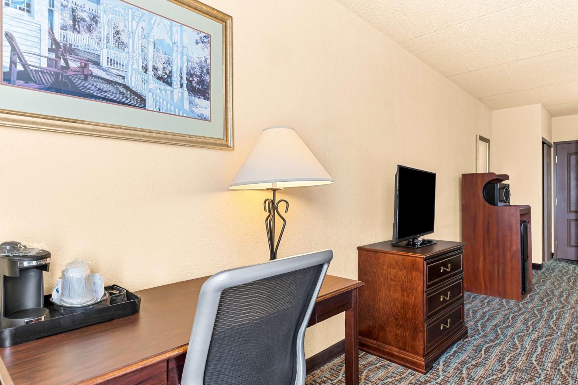 Best Western Holiday Manor Newton Exterior photo